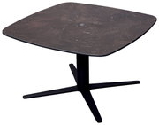 Moderner Couchtisch mit quadratischer, dunkler Tischplatte und schwarzem, kreuzförmigem Fußgestell, seitliche Perspektive.