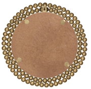 Achterkant van een ronde spiegel met een decoratieve goudkleurige rand van bolletjes.