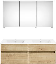 Frontale Ansicht einer modernen Badkombination mit Doppelwaschbecken und Holzoptik-Unterschrank sowie einem dreiteiligen Spiegelschrank.
