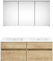 Frontale Ansicht einer modernen Badkombination mit Doppelwaschbecken und Holzoptik-Unterschrank sowie einem dreiteiligen Spiegelschrank.