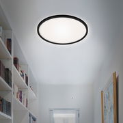 Runde LED-Deckenleuchte in einem modernen Flur, von unten betrachtet.