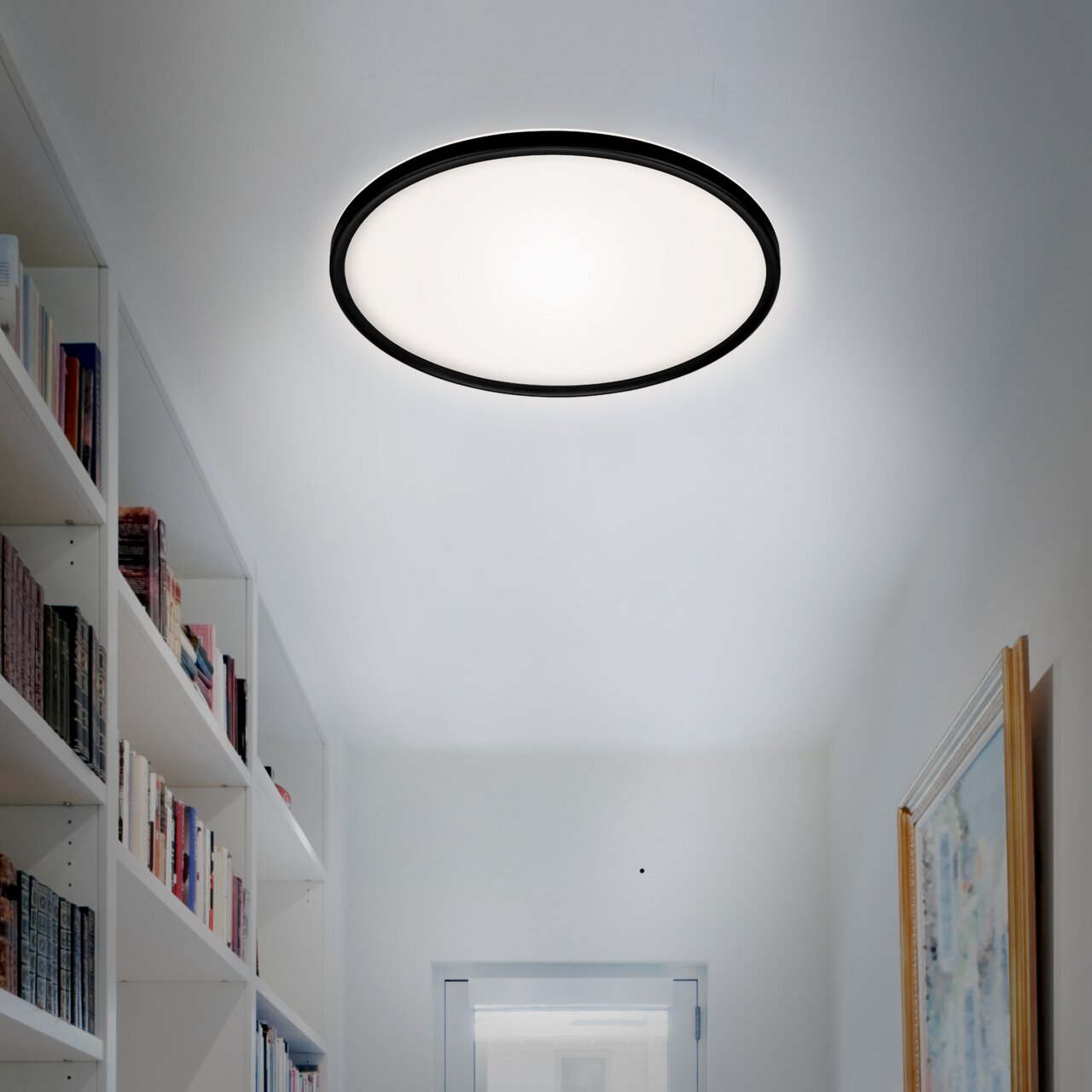 Runde LED-Deckenleuchte in einem modernen Flur, von unten betrachtet.