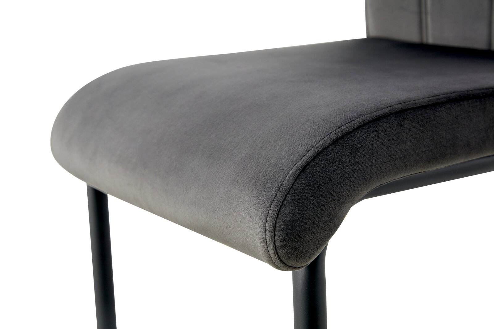 Detailaufnahme eines gepolsterten Stuhlsitzes in dunkelgrauem Stoff mit abgerundeter Kante und schwarzen Metallbeinen, Perspektive schräg von vorne oben