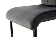 Detailaufnahme eines gepolsterten Stuhlsitzes in dunkelgrauem Stoff mit abgerundeter Kante und schwarzen Metallbeinen, Perspektive schräg von vorne oben