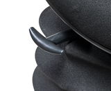 Nahaufnahme eines schwarzen Schwinghockers mit ergonomischem Griff, seitliche Perspektive