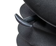 Nahaufnahme eines schwarzen Schwinghockers mit ergonomischem Griff, seitliche Perspektive