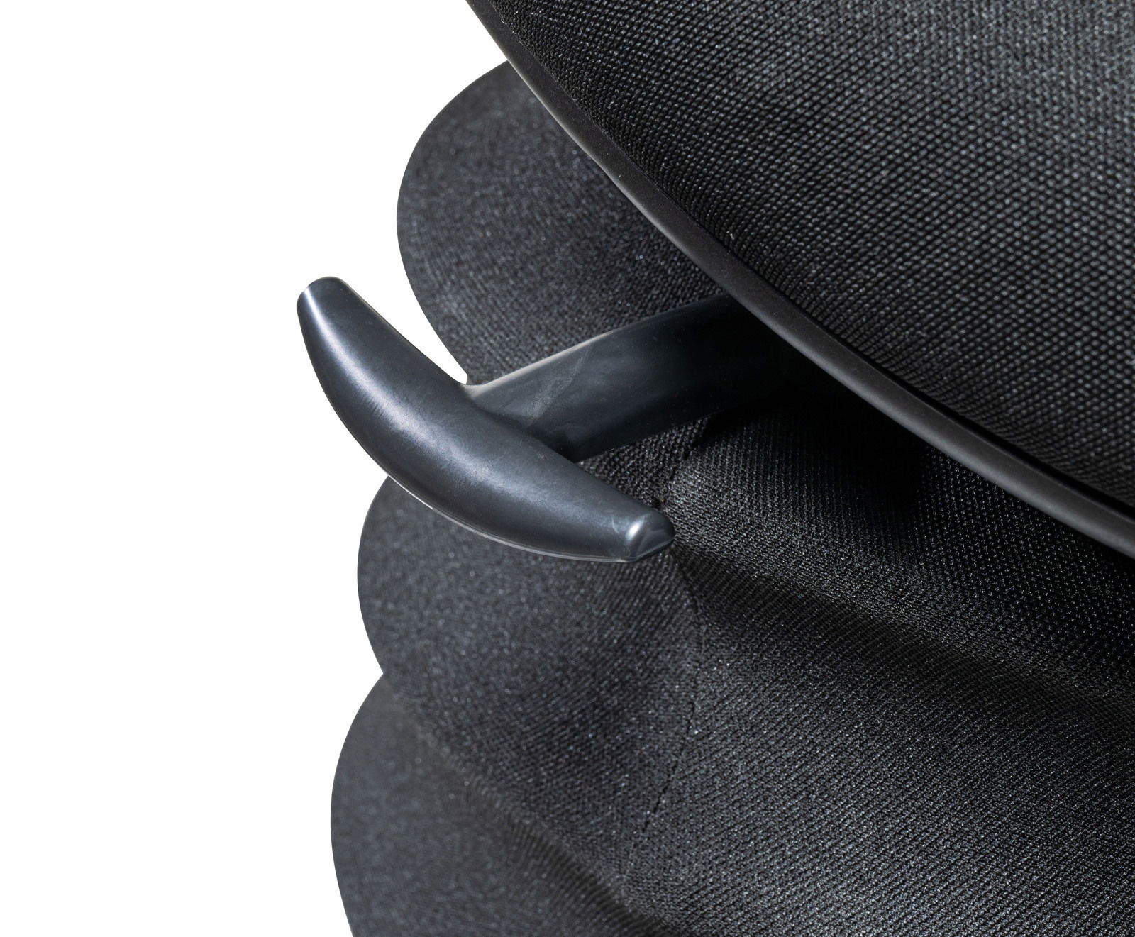 Nahaufnahme eines schwarzen Schwinghockers mit ergonomischem Griff, seitliche Perspektive