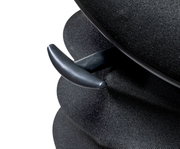 Nahaufnahme eines schwarzen Schwinghockers mit ergonomischem Griff, seitliche Perspektive