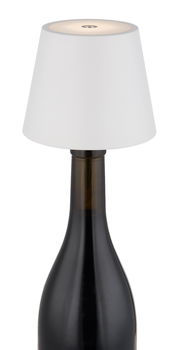 Akku-Tischleuchte VANNIE 3 in Weiß auf einer Flasche, seitliche Perspektive