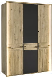 Moderner Kleiderschrank aus Holz mit dunklen Akzenten, frontal fotografiert.