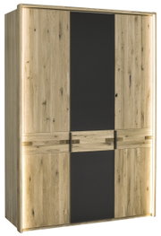 Moderner Kleiderschrank aus Holz mit dunklen Akzenten, frontal fotografiert.