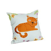 Partykissen mit einem niedlichen Katzenmotiv und bunten Blumen, seitliche Perspektive