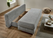 Graues Polstersofa mit aufgeklapptem Stauraumfach und Holzrahmen im modernen Wohnzimmer, perspektivisch schräg von oben aufgenommen.