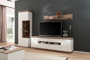 Moderne Wandkombination in hellem Holz und Weiß mit TV-Schrank, Vitrine und Wandregal, seitliche Perspektive