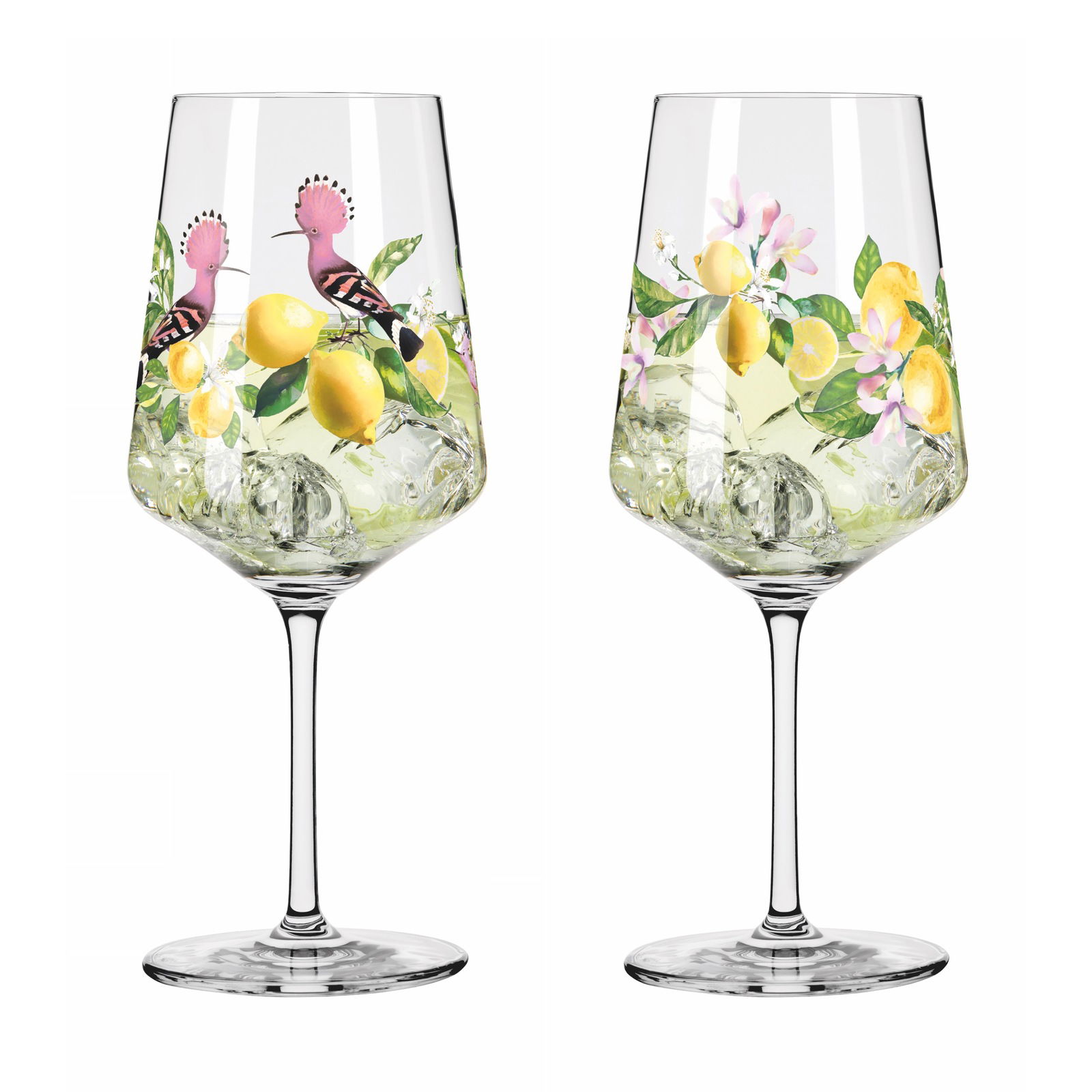 Zwei elegante Weingläser mit Limonen- und Blumenmotiv, verziert mit einem exotischen Vogel, auf weißem Hintergrund. Frontalansicht.