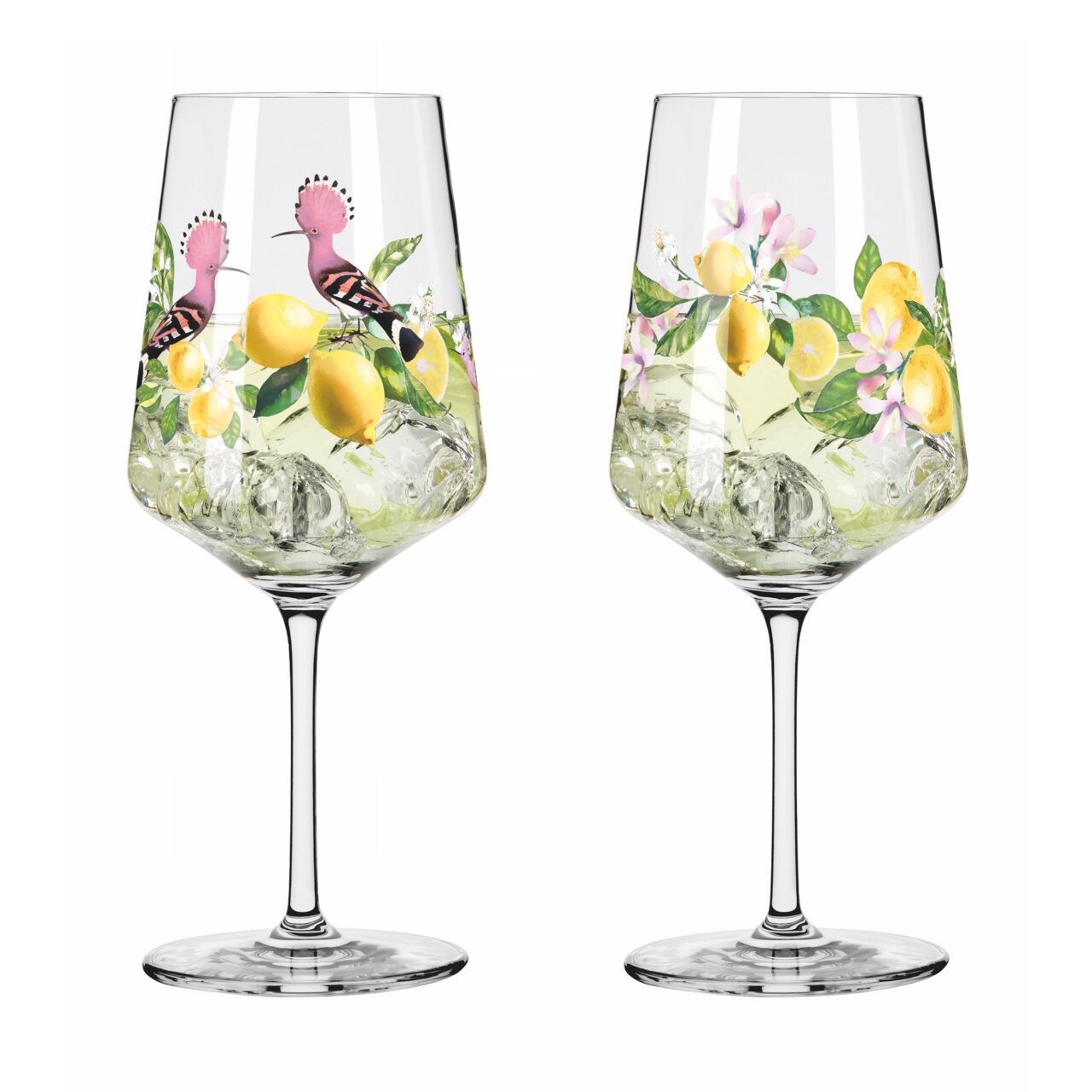 Zwei elegante Weingläser mit Limonen- und Blumenmotiv, verziert mit einem exotischen Vogel, auf weißem Hintergrund. Frontalansicht.
