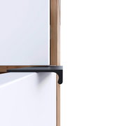 Nahaufnahme einer Kompaktgarderobe mit Holzrahmen und weißen Paneelen, seitliche Perspektive