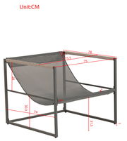 Moderner Lounge-Sessel mit Metallrahmen und Netzbespannung, seitliche Perspektive