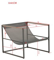 Moderner Lounge-Sessel mit Metallrahmen und Netzbespannung, seitliche Perspektive