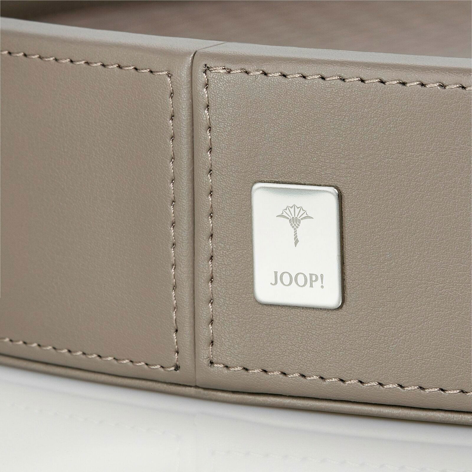 Nahaufnahme eines großen, runden, grauen Tabletts mit einem Joop!-Logo auf der Seite.