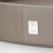 Nahaufnahme eines großen, runden, grauen Tabletts mit einem Joop!-Logo auf der Seite.