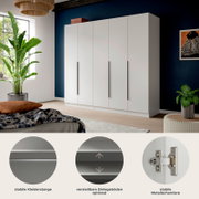 Moderner weißer 4-türiger Kleiderschrank mit langen schwarzen Griffen im Schlafzimmer vor dunkelblauer Wand, perspektivisch in leichter Schrägansicht von vorn rechts; unten Detail-Icons zu stabiler Kleiderstange, optional verstellbaren Einlegeböden und st