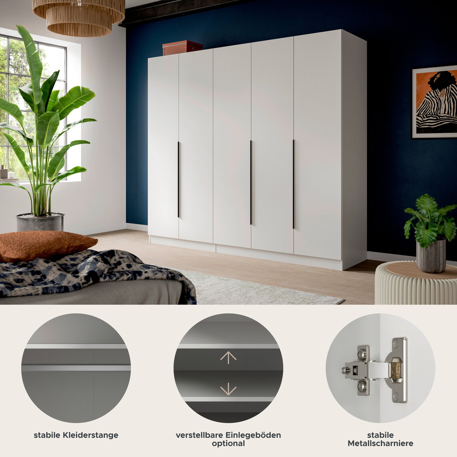 Moderner weißer 4-türiger Kleiderschrank mit langen schwarzen Griffen im Schlafzimmer vor dunkelblauer Wand, perspektivisch in leichter Schrägansicht von vorn rechts; unten Detail-Icons zu stabiler Kleiderstange, optional verstellbaren Einlegeböden und st