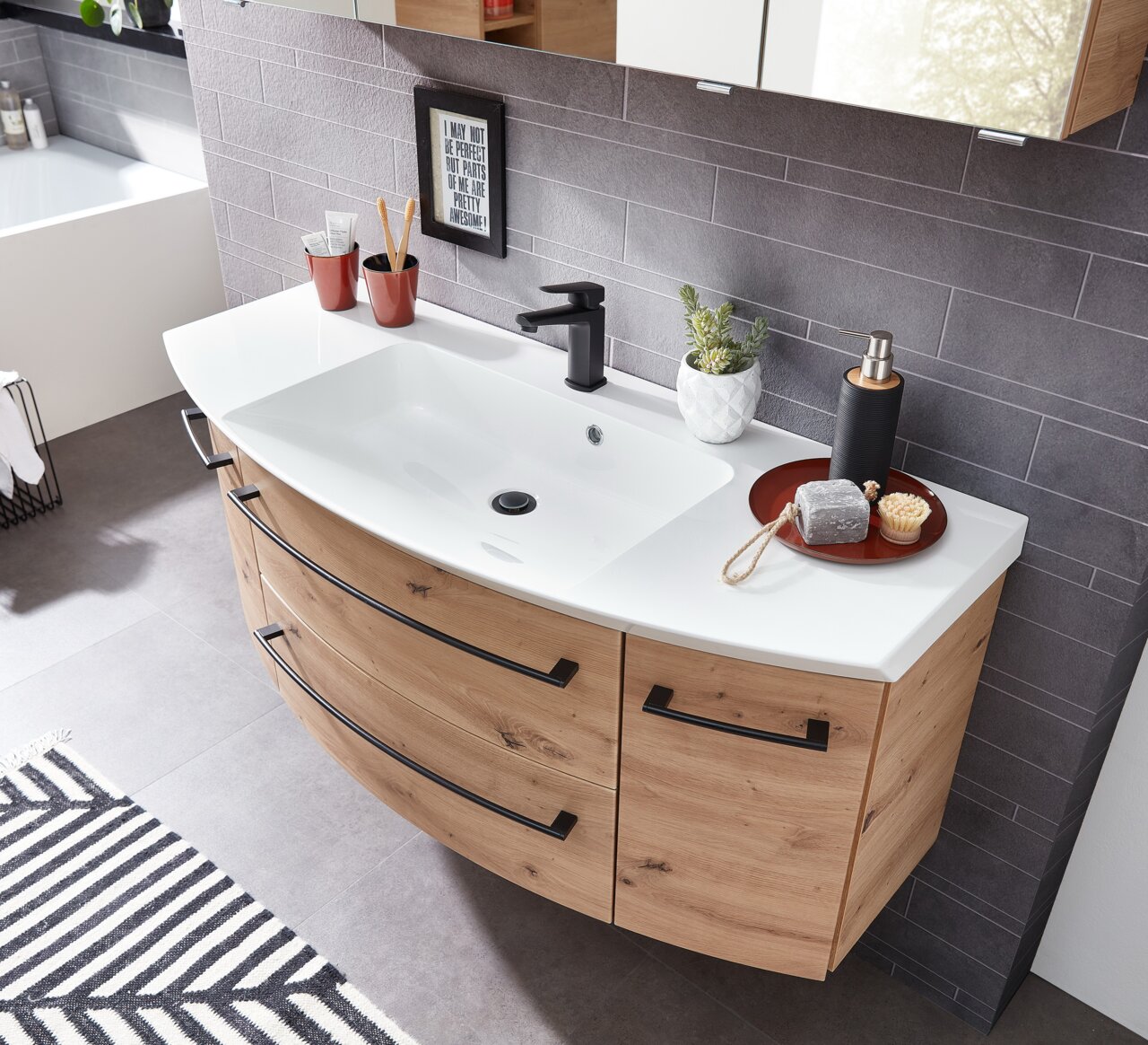 Moderne Badkombination mit Holzoptik und weißem Waschbecken, seitliche Perspektive