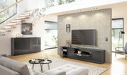 Modernes Wohnzimmer mit einem schwarzen Sideboard und einem TV-Lowboard in Hochglanzoptik, seitliche Perspektive.