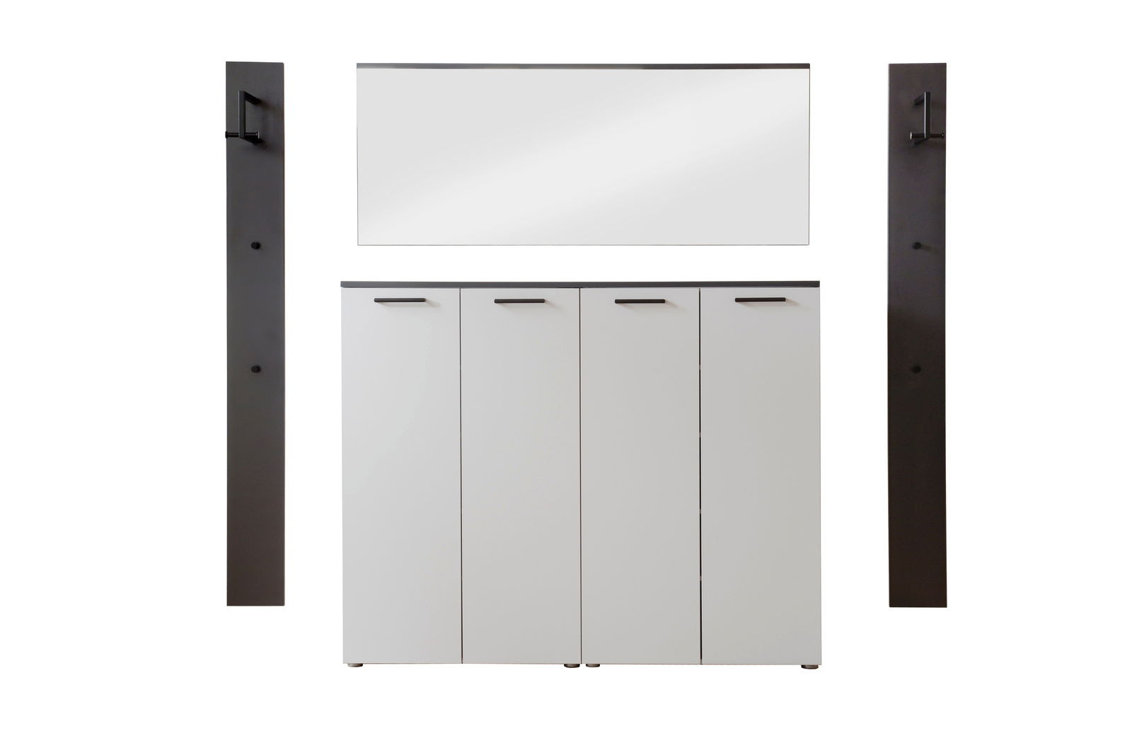 Moderano Vorschlagskombi Garderobe ALMADA Vorschlagskombi Garderobe mit vier weißen Schranktüren, einem großen rechteckigen Spiegel und zwei schwarzen Wandpaneelen mit Haken, frontal betrachtet.