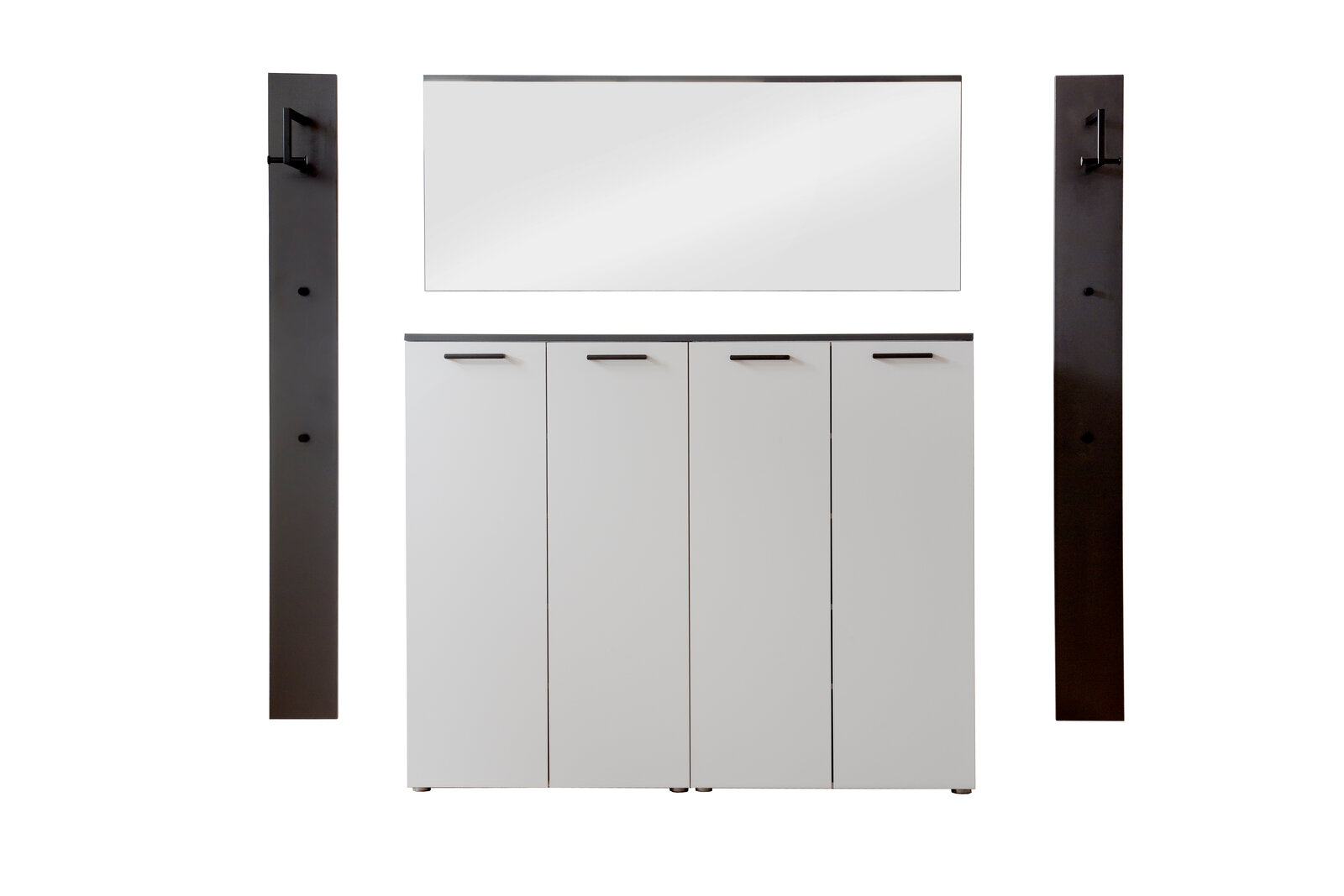 Moderano Vorschlagskombi Garderobe ALMADA Vorschlagskombi Garderobe mit vier weißen Schranktüren, einem großen rechteckigen Spiegel und zwei schwarzen Wandpaneelen mit Haken, frontal betrachtet.