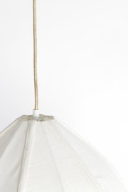 Nahaufnahme einer weißen Hängeleuchte mit Stoffschirm, von unten fotografiert.