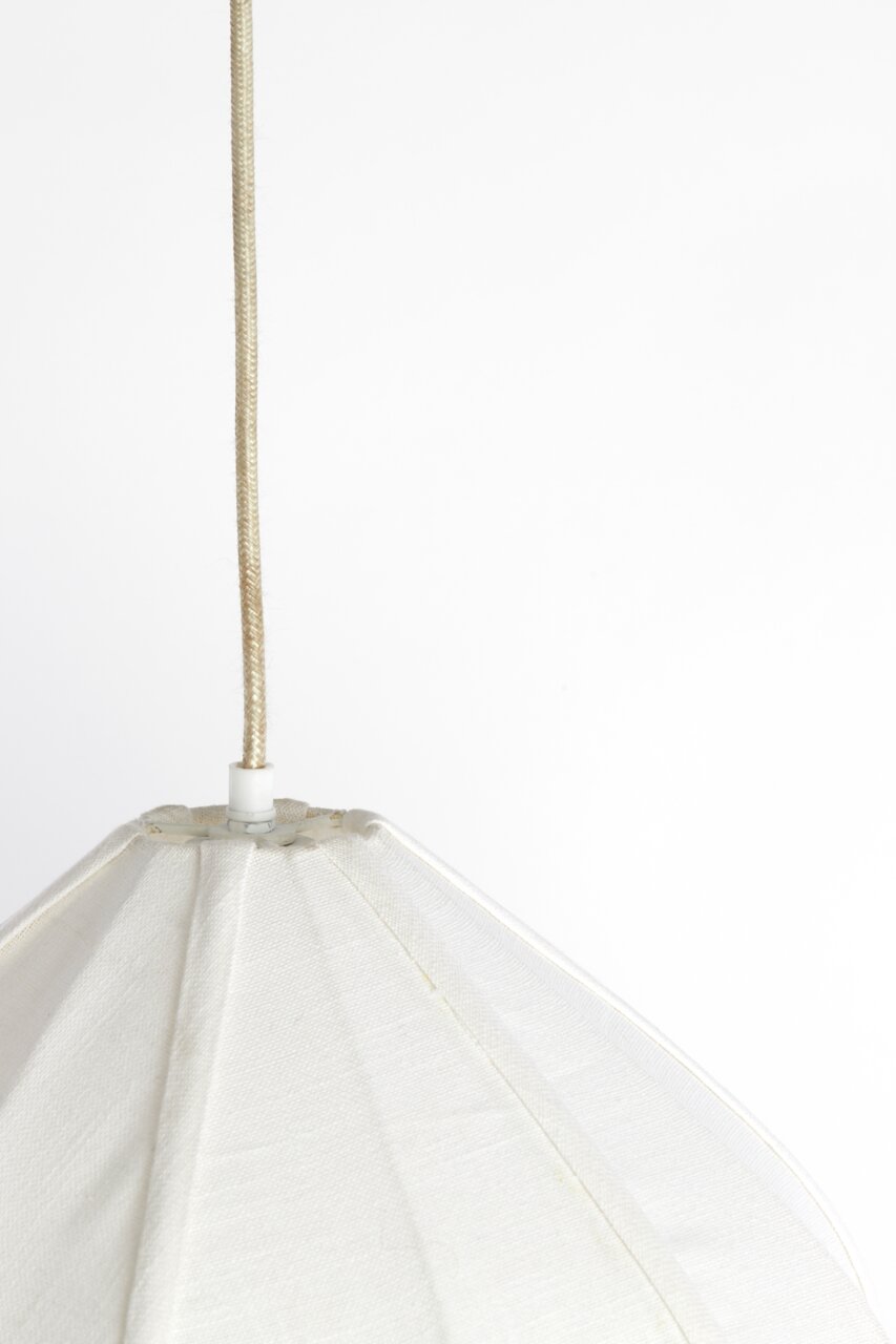 Close-up van een witte hanglamp met stoffen kap, gefotografeerd van onderaf.
