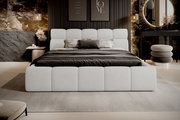Modernes Polsterbett in einem stilvollen Schlafzimmer, frontal betrachtet, mit eleganter Dekoration und sanfter Beleuchtung.
