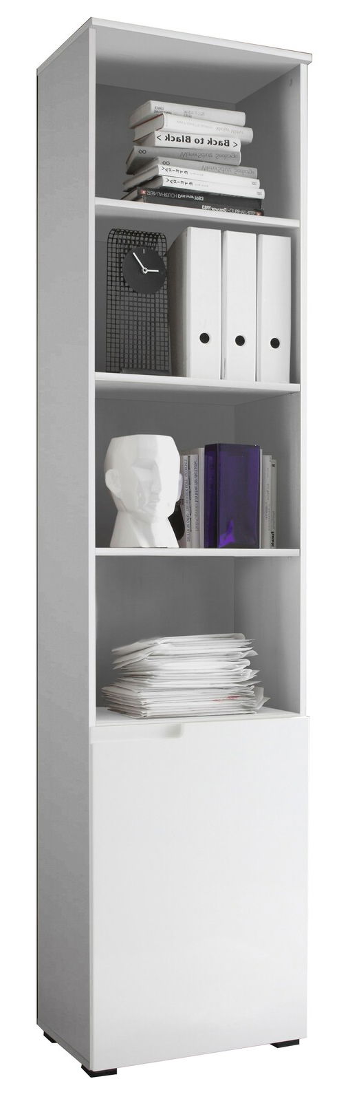 BOXXX Regal hoch SILAS Hohes weißes Regal mit mehreren Fächern, gefüllt mit Büchern, Ordnern und Dekorationen, aus frontaler Perspektive.