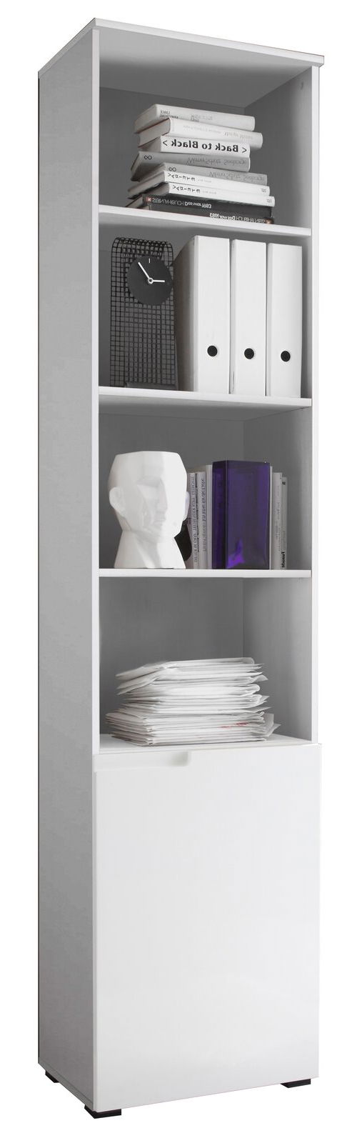 BOXXX Regal hoch SILAS Hohes weißes Regal mit mehreren Fächern, gefüllt mit Büchern, Ordnern und Dekorationen, aus frontaler Perspektive.