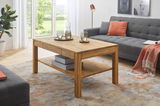 Holz-Couchtisch mit Ablage, dekoriert mit Gläsern und Karaffe, in modernem Wohnzimmer mit grauem Sofa und großen Fenstern, seitliche Perspektive