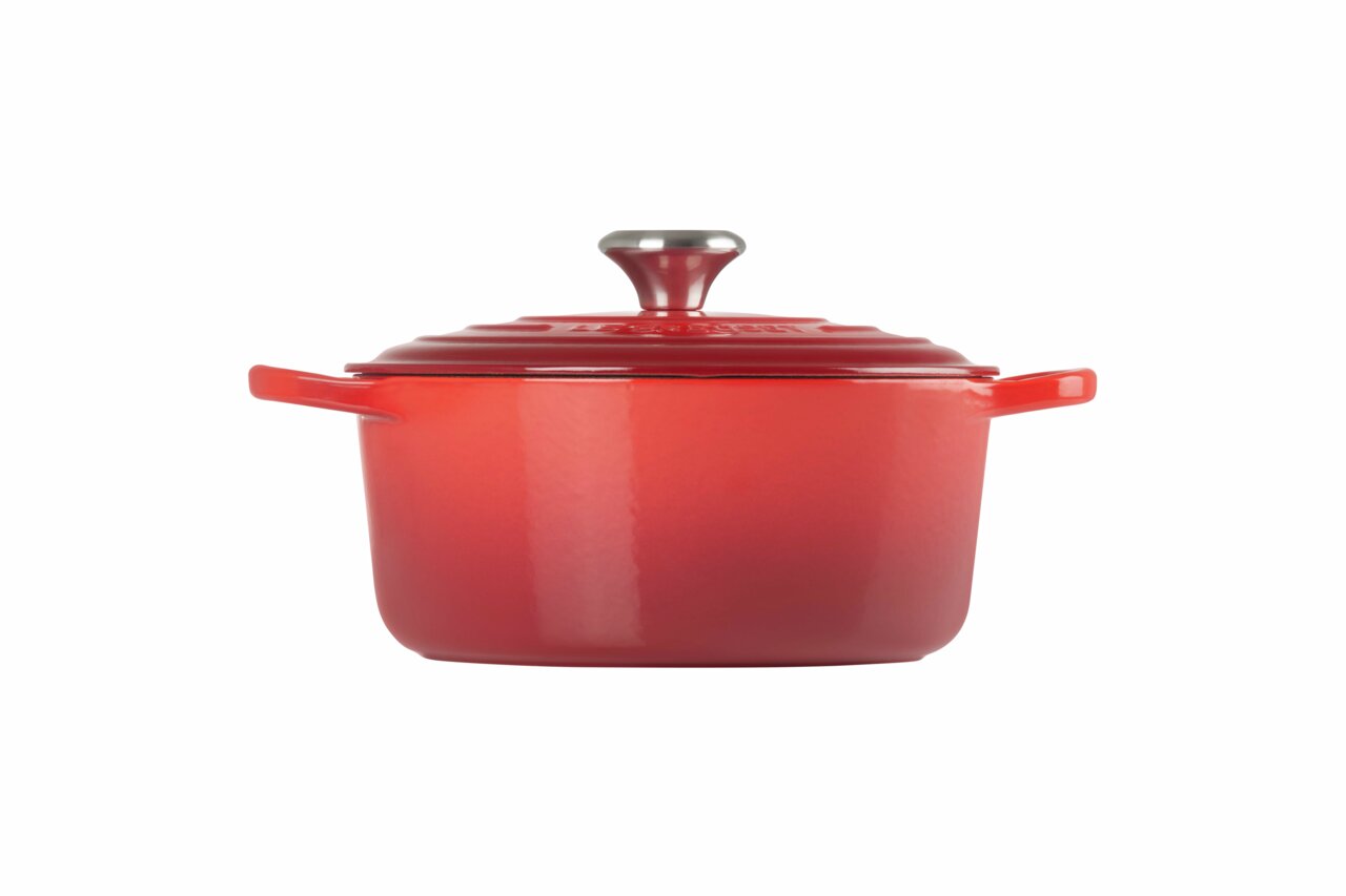 LE CREUSET ronde braadpan 24 cm, serie SIGNATURE Rode ronde braadpan van Le Creuset, 24 cm, SIGNATURE-serie, vooraanzicht