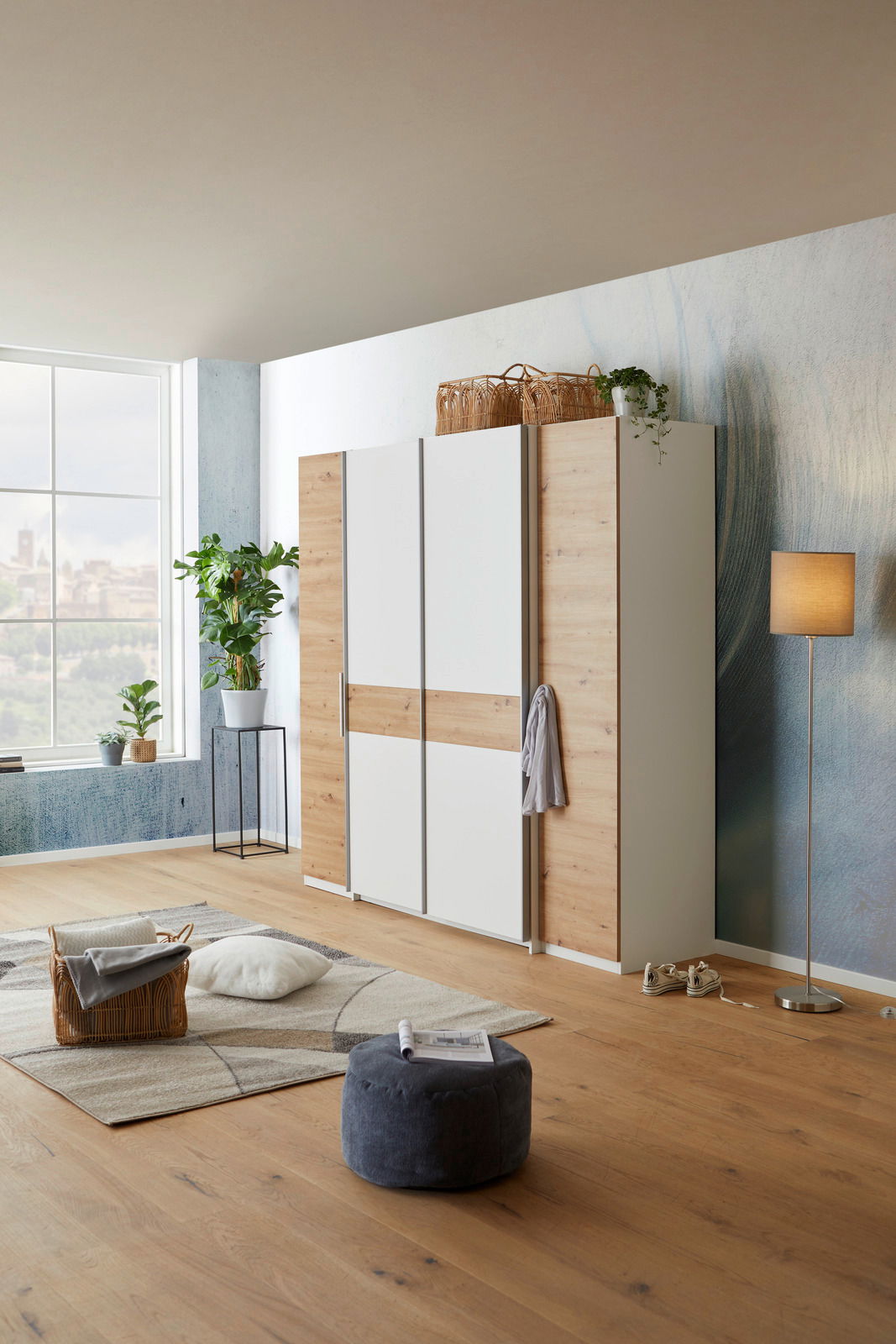 Moderner Dreh-Schwebetürenschrank mit vier Türen in Holzoptik und weißen Elementen, seitliche Perspektive im stilvoll eingerichteten Raum.