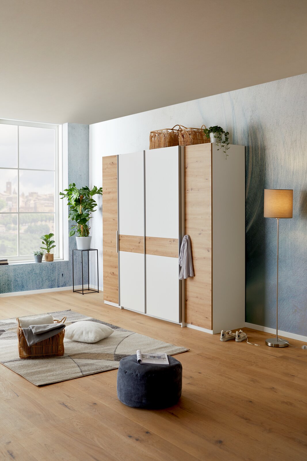 Z2 Dreh-/Schwebetürenschrank 4trg FABIO Moderner Dreh-Schwebetürenschrank mit vier Türen in Holzoptik und weißen Elementen, seitliche Perspektive im stilvoll eingerichteten Raum.