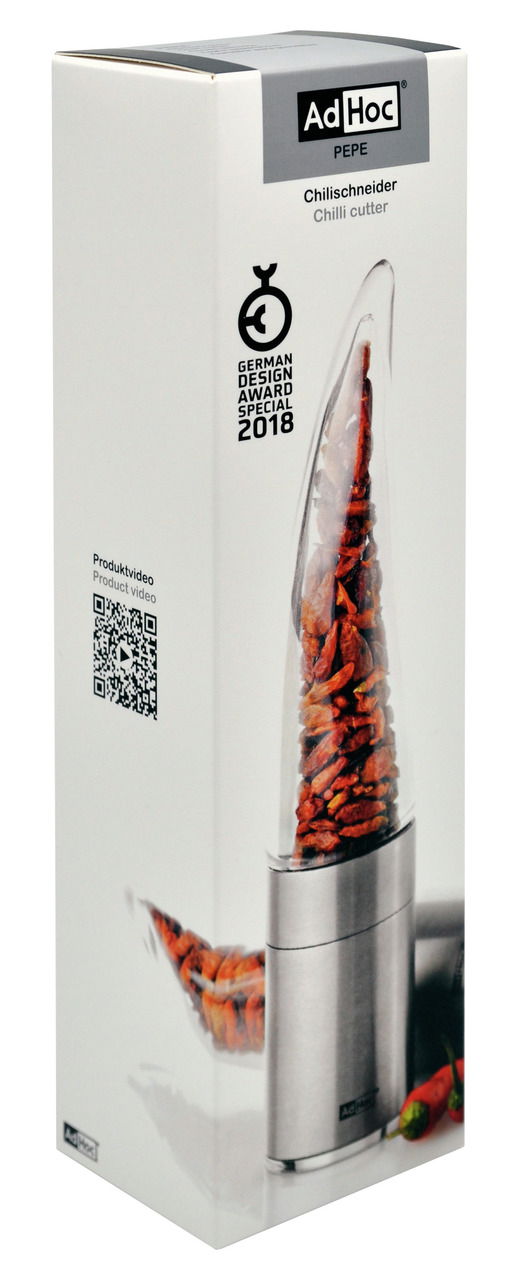Verpackung des Chilischneiders PEPE von AdHoc, ausgezeichnet mit dem German Design Award 2018, zeigt das Produkt in einer schrägen Perspektive mit getrockneten Chilischoten im transparenten Behälter.