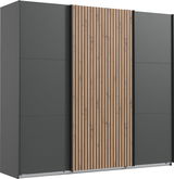 Schwebetürenschrank mit drei Türen, mittlere Tür mit Holzlamellen-Design, seitliche Türen in dunklem Grau, Frontansicht