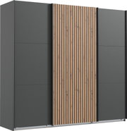 Schwebetürenschrank mit drei Türen, mittlere Tür mit Holzlamellen-Design, seitliche Türen in dunklem Grau, Frontansicht