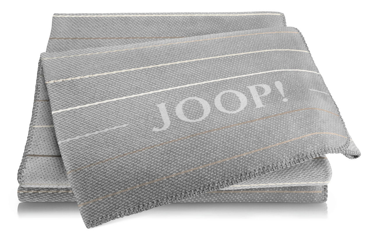 Graue Wohndecke mit Streifenmuster und großem JOOP!-Logo, perspektivisch von vorne fotografiert.