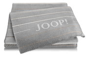 Graue Wohndecke mit Streifenmuster und großem JOOP!-Logo, perspektivisch von vorne fotografiert.