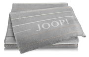 Graue Wohndecke mit Streifenmuster und großem JOOP!-Logo, perspektivisch von vorne fotografiert.
