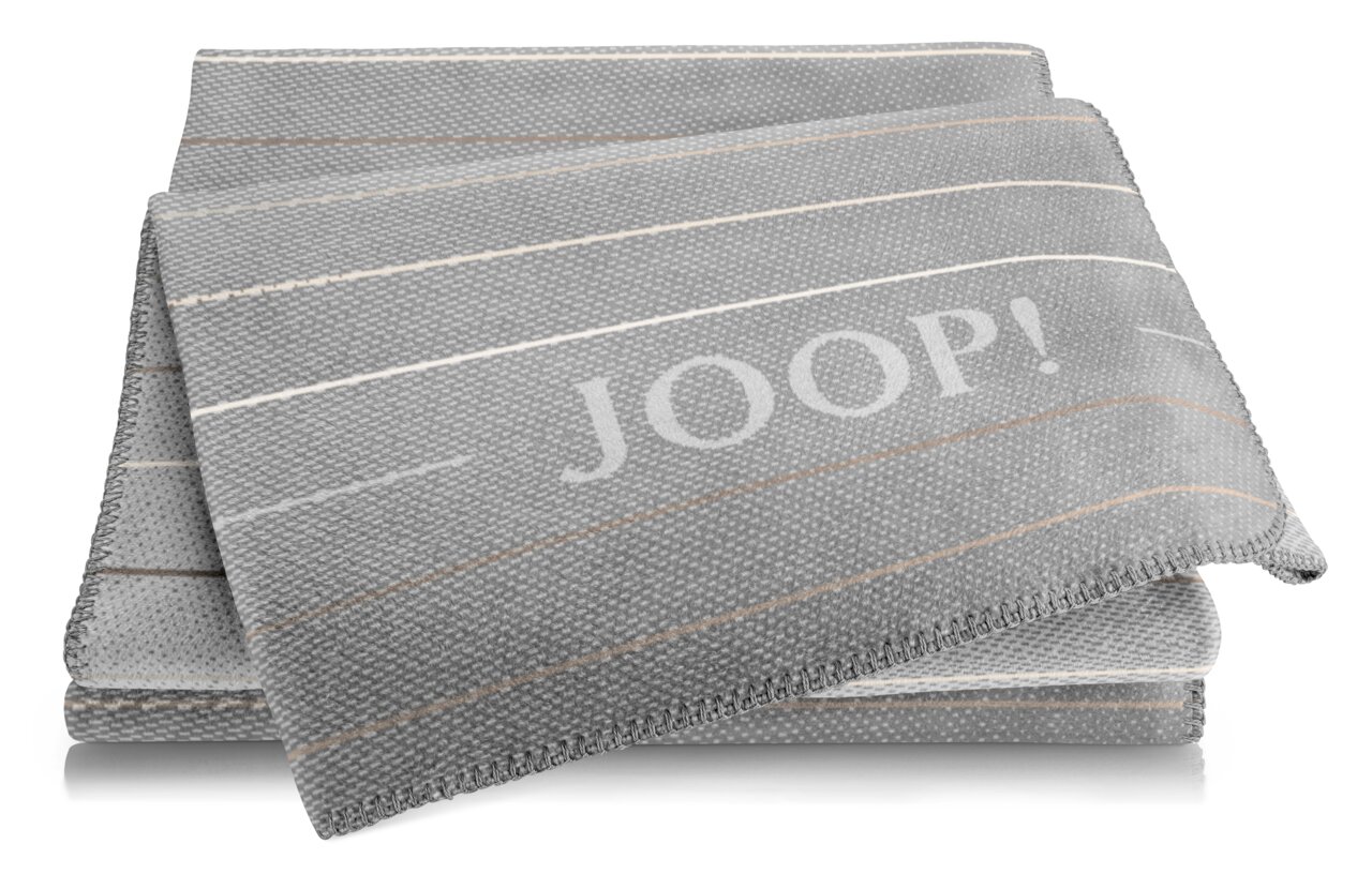 Graue Wohndecke mit Streifenmuster und großem JOOP!-Logo, perspektivisch von vorne fotografiert.