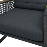 Nahaufnahme eines modernen Gartensessels mit dunklem Stoffbezug und seitlichen Armlehnen aus Holz, seitliche Perspektive