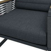 Nahaufnahme eines modernen Gartensessels mit dunklem Stoffbezug und seitlichen Armlehnen aus Holz, seitliche Perspektive