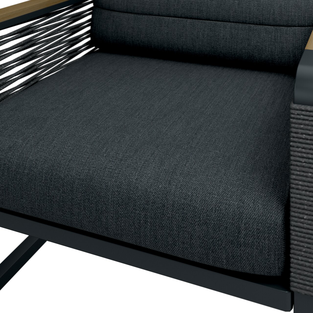 Nahaufnahme eines modernen Gartensessels mit dunklem Stoffbezug und seitlichen Armlehnen aus Holz, seitliche Perspektive